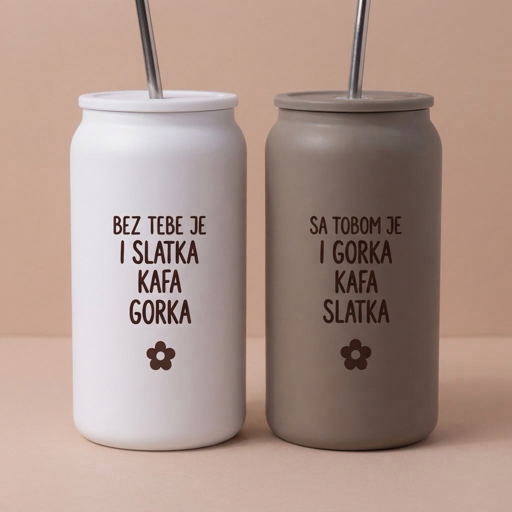 Dve termo limenke sa slamčicom, bela i siva, natpisi Bez tebe je i slatka kafa gorka i Sa tobom je i gorka kafa slatka